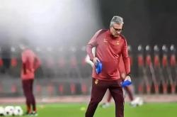 lol高校认证-足球赛事中一名球员的出色表现备受关注