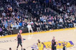 lol季中赛-卡迪夫城主场失利,排名下滑的简单介绍