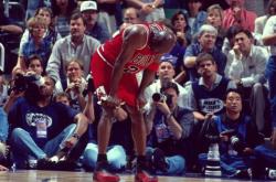 lol季中赛-关于精彩瞬间:比赛中的经典瞬间回放的信息