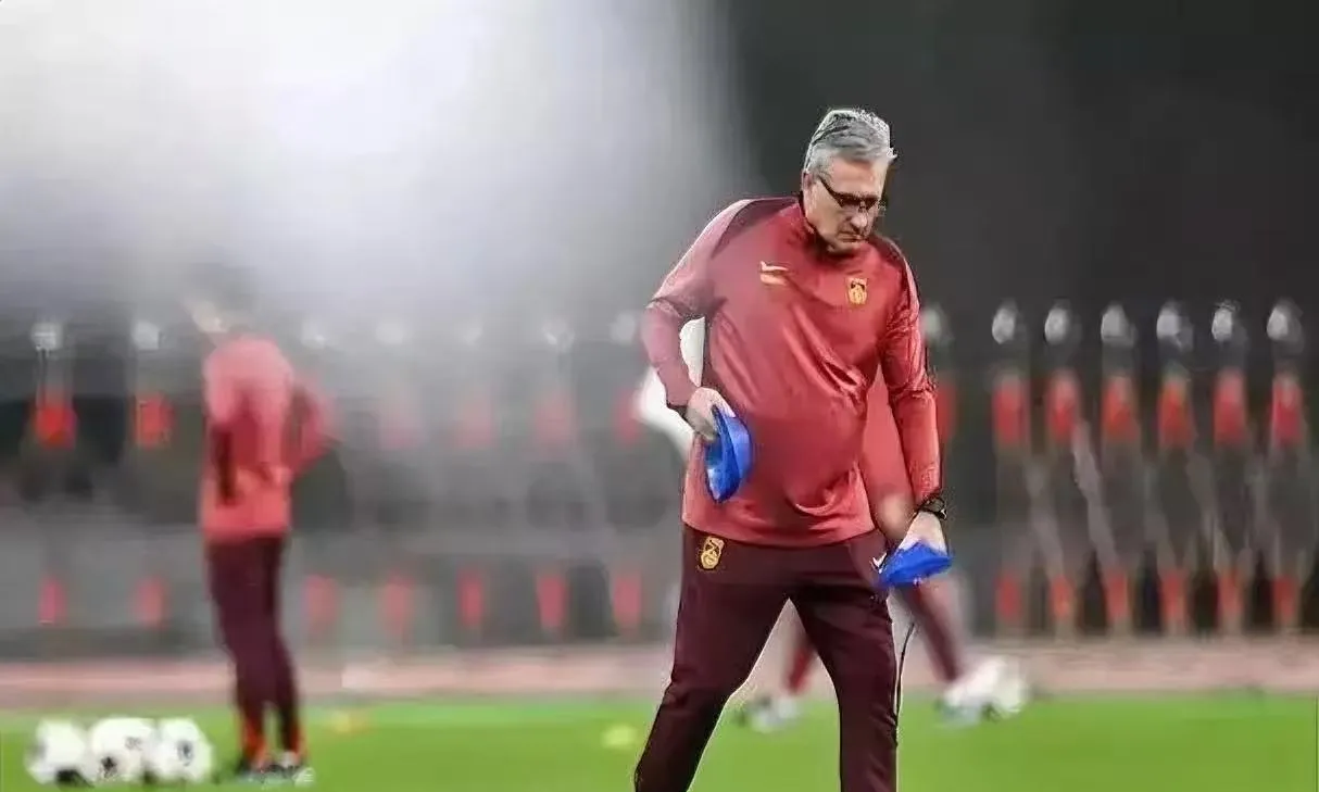 足球赛事中一名球员的出色表现备受关注 足球赛事中一名球员的出色表现备受关注