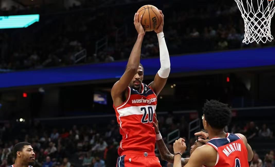 灰熊新秀获得首次全明星入围,成为球队骄傲 灰熊新秀获得首次全明星入围,成为球队骄傲