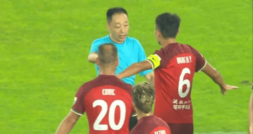 裁判判罚不公遭质疑,球迷义愤填膺! 裁判判罚不公遭质疑,球迷义愤填膺!