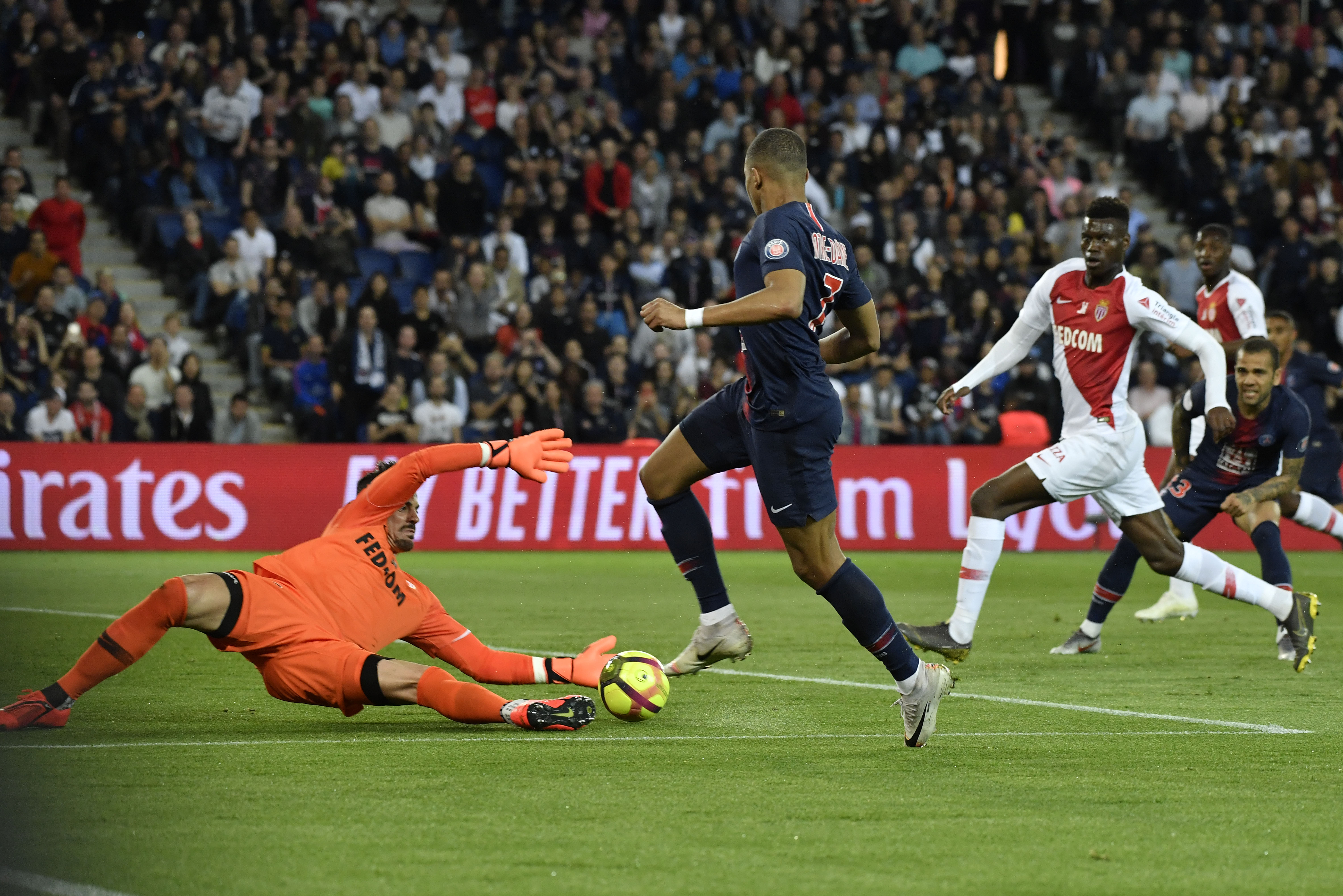 波尔多球队临危不乱，法甲联赛拼搏不止的简单介绍