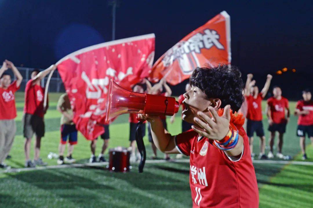 足球场上竞技愈加激烈,球迷情绪高涨 足球场上竞技愈加激烈,球迷情绪高涨