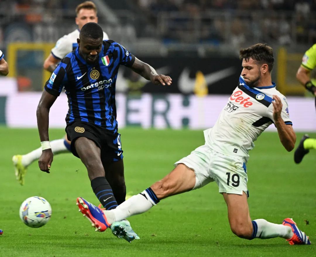 国际米兰迎战蓝黑德比,球迷热情高涨 国际米兰迎战蓝黑德比,球迷热情高涨