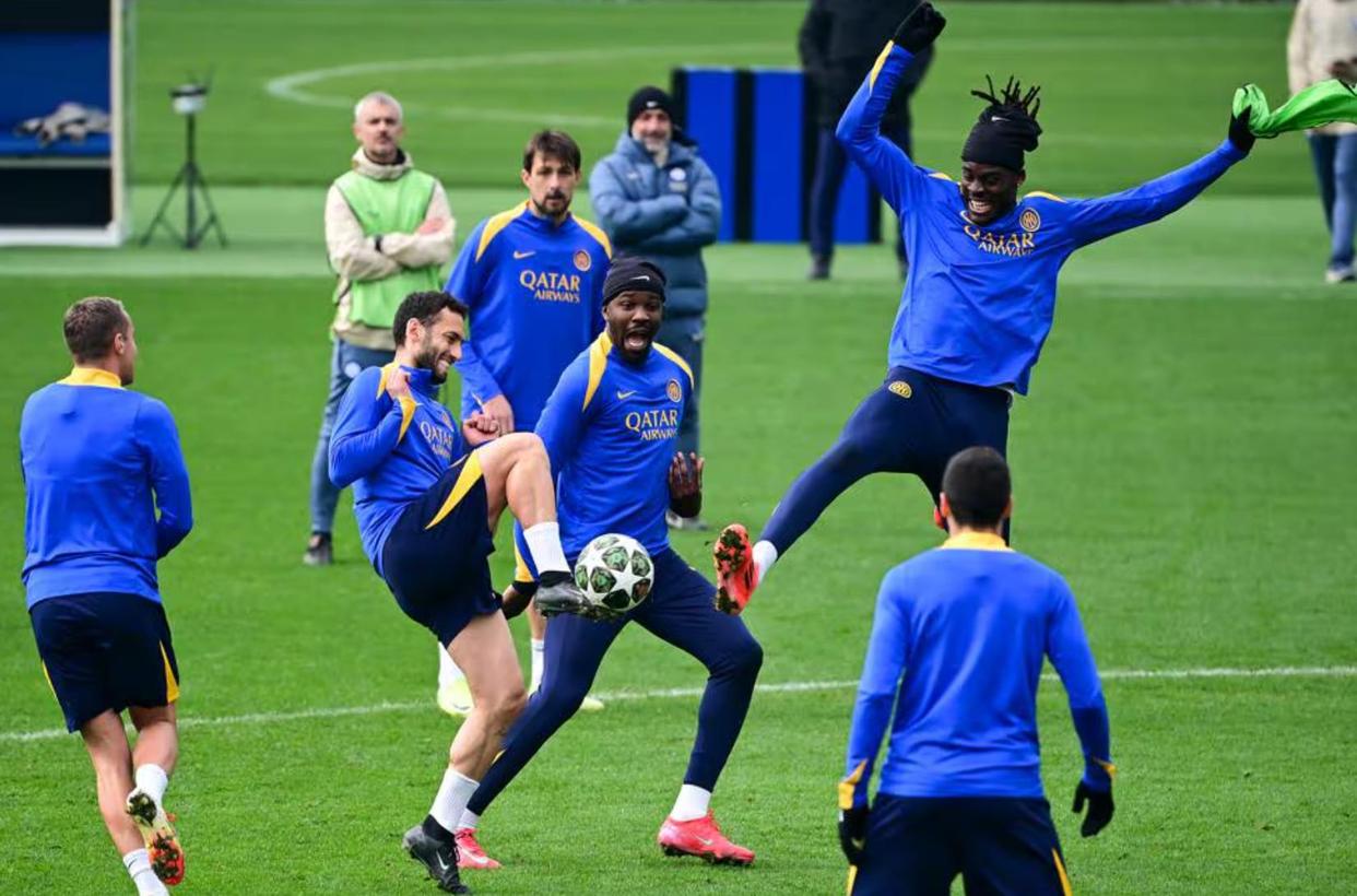 国际米兰迎战蓝黑德比,球迷热情高涨 国际米兰迎战蓝黑德比,球迷热情高涨