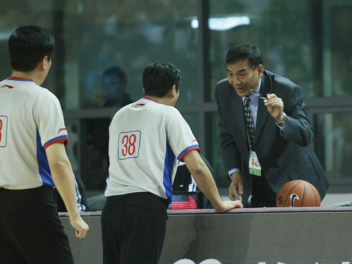 竞技场上篮球比赛频频上演,球员敬业拼搏的简单介绍 竞技场上篮球比赛频频上演,球员敬业拼搏的简单介绍