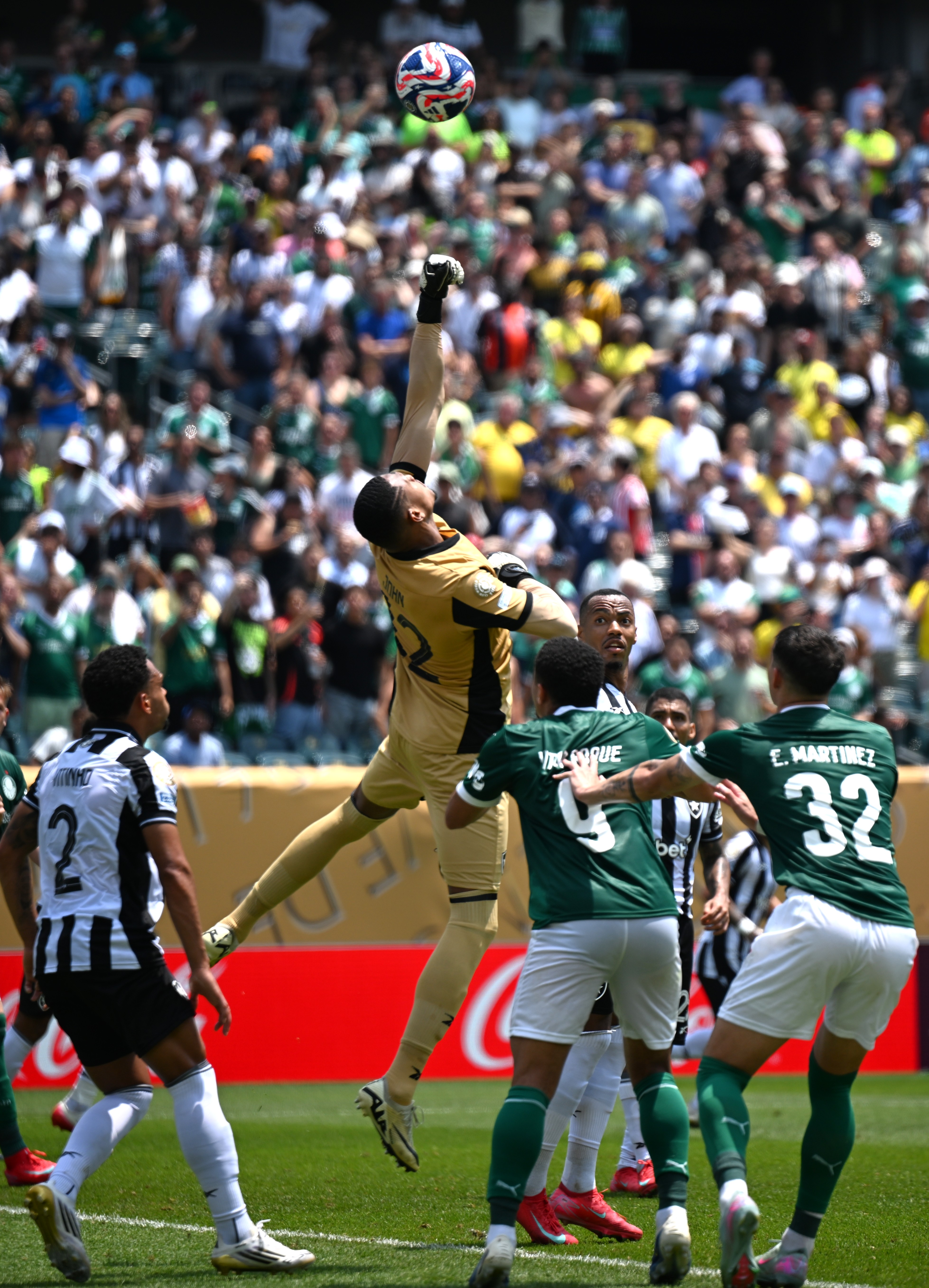 俱乐部足球联赛激烈角逐,胜负悬念 俱乐部足球联赛激烈角逐,胜负悬念